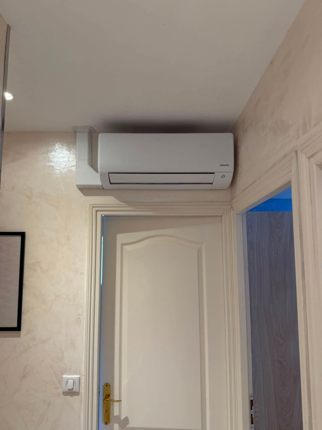 Climatisation murale dans un couloir