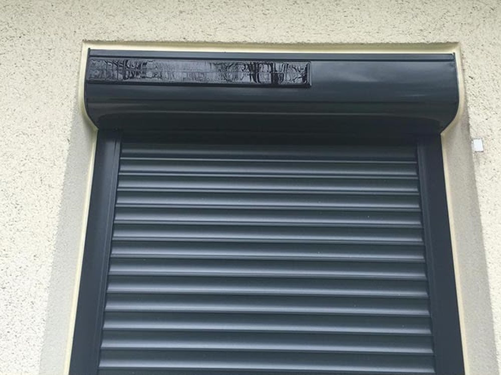 Volet roulant sur une fenêtre